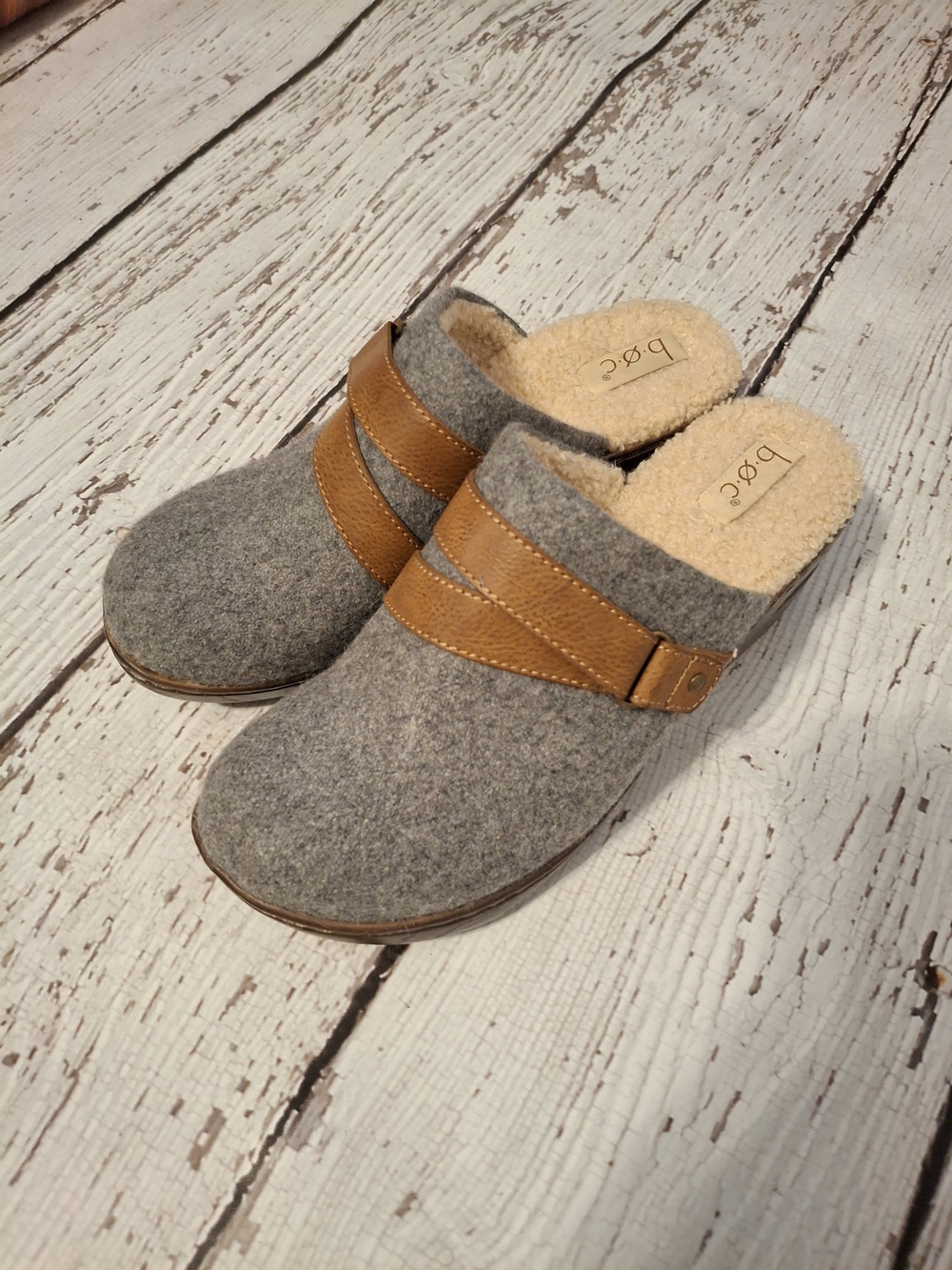 b.o.c. Women's Gray Felt Clog with Tan Strap